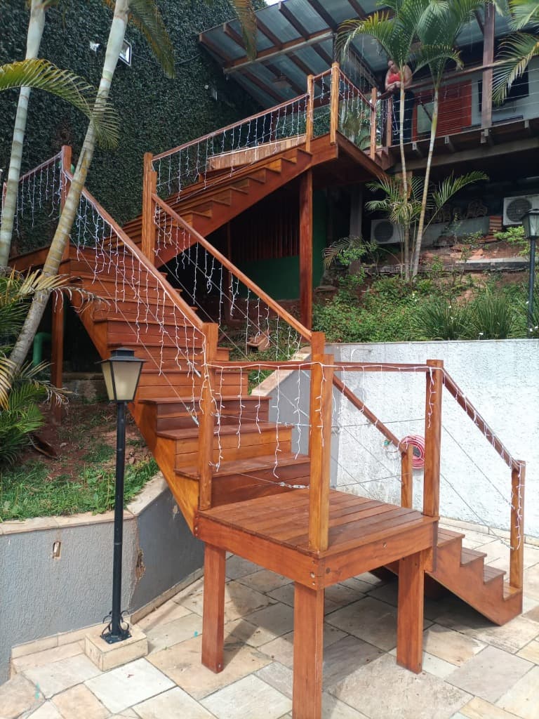 Restauração de Escadas de Madeira: Como Deixar os Degraus Seguros e Novos